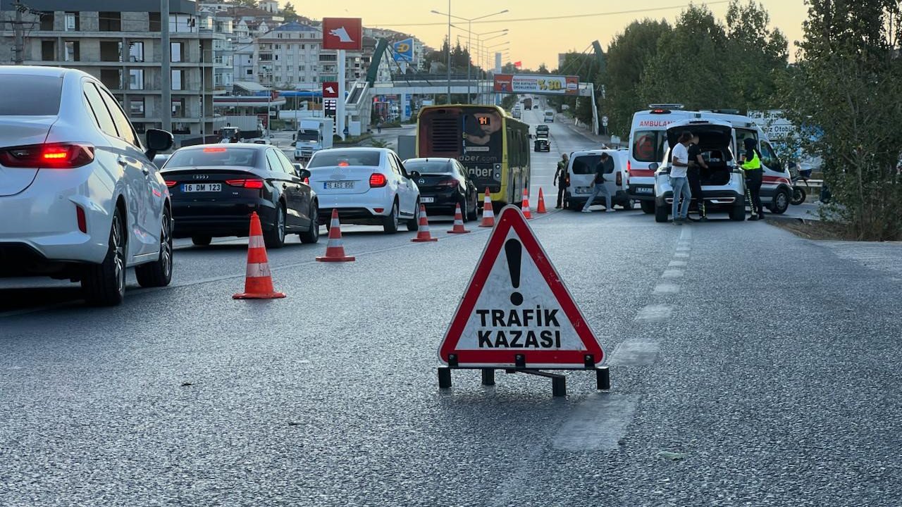Otomobilin çarptığı genç motosiklet sürücüsü yola savruldu