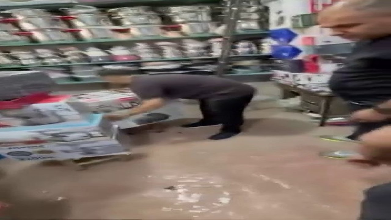 Patlayan şebeke hattı iş yerlerini bastı