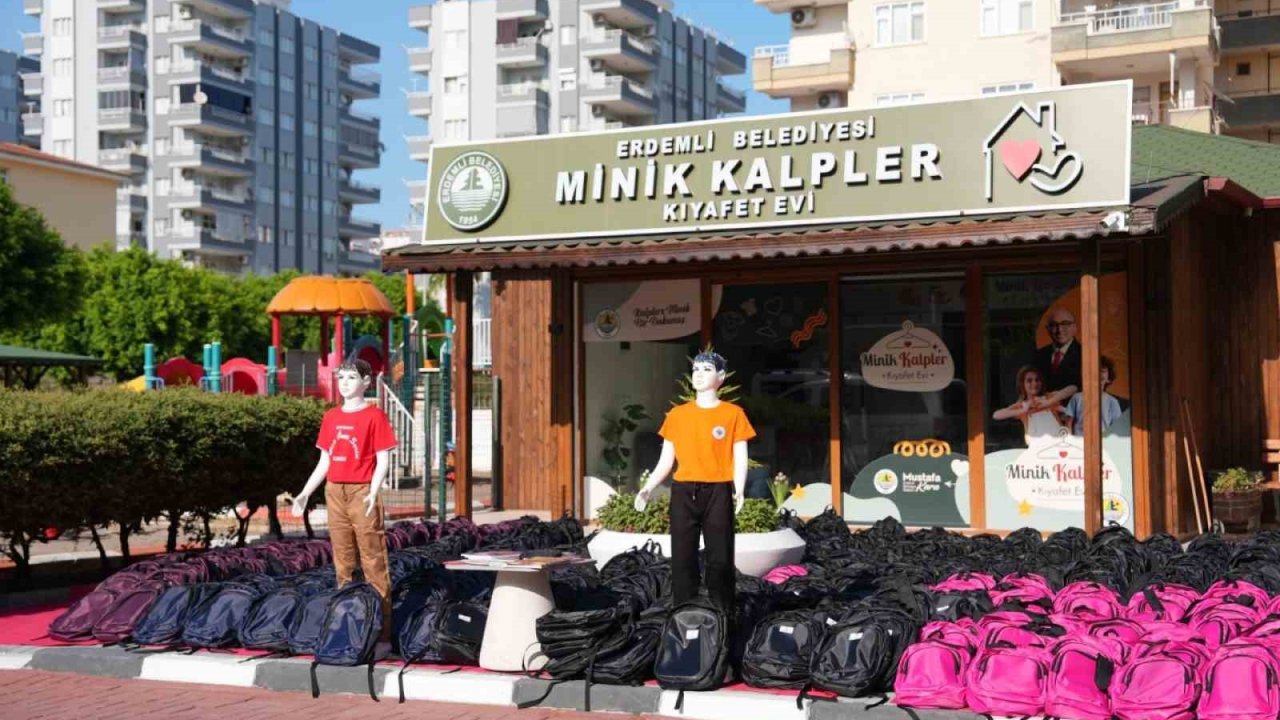 Erdemli’de öğrencilere kırtasiye ve kıyafet desteği