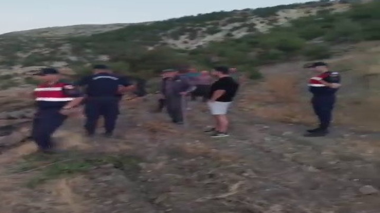 Kovalarla su taşıyan köylüler yangını söndürdü