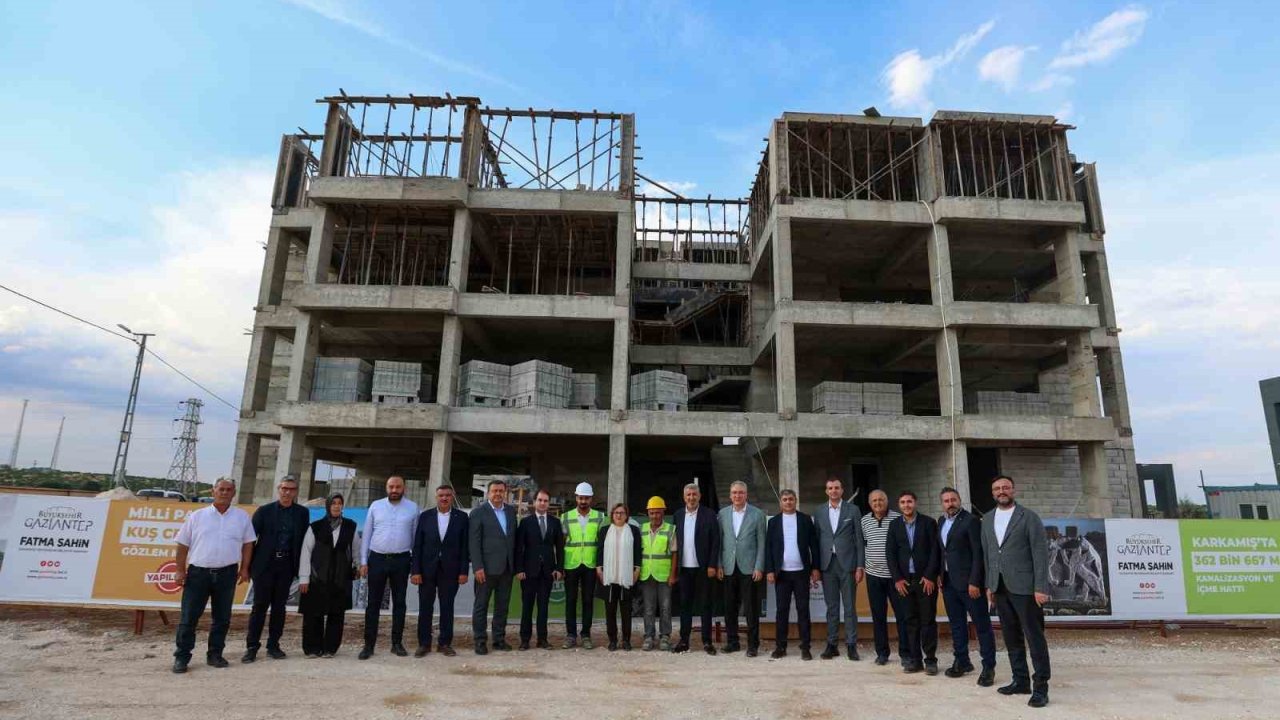 Şahin, Karkamış’ta yükselen Gazi Konut projesini inceledi