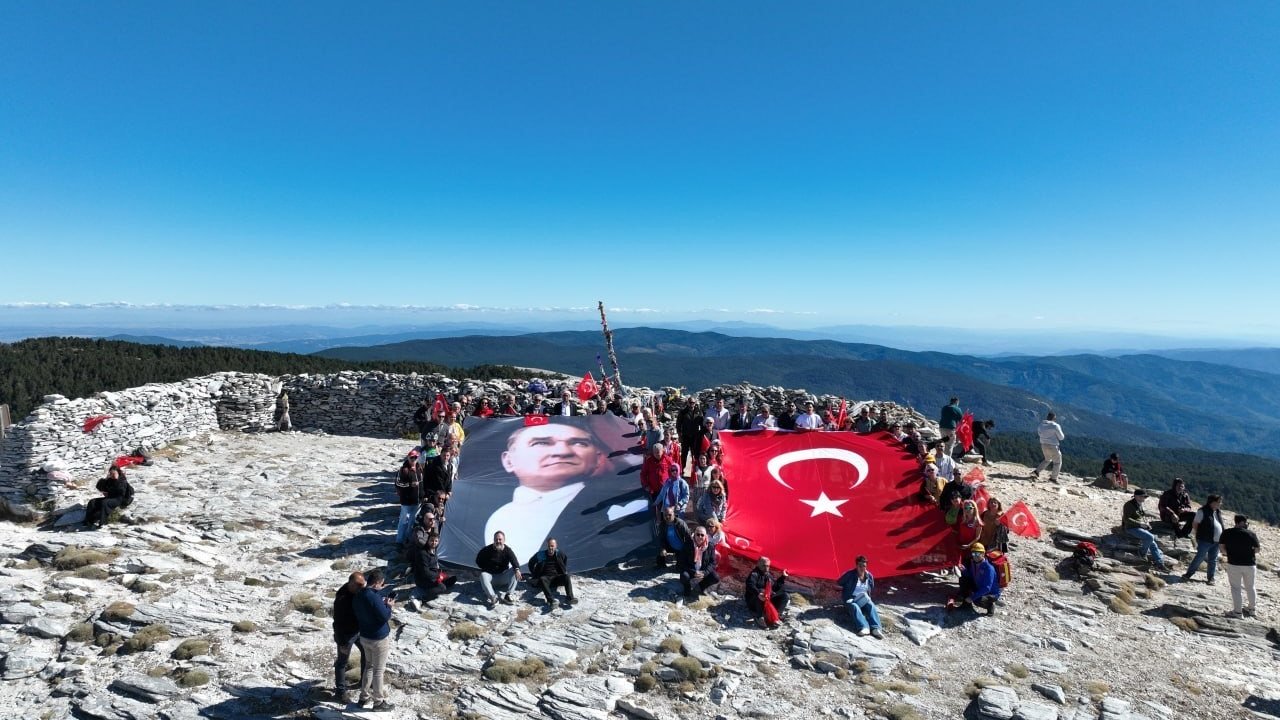 Kazdağları’nın zirvesinde bayrak yürüyüşü