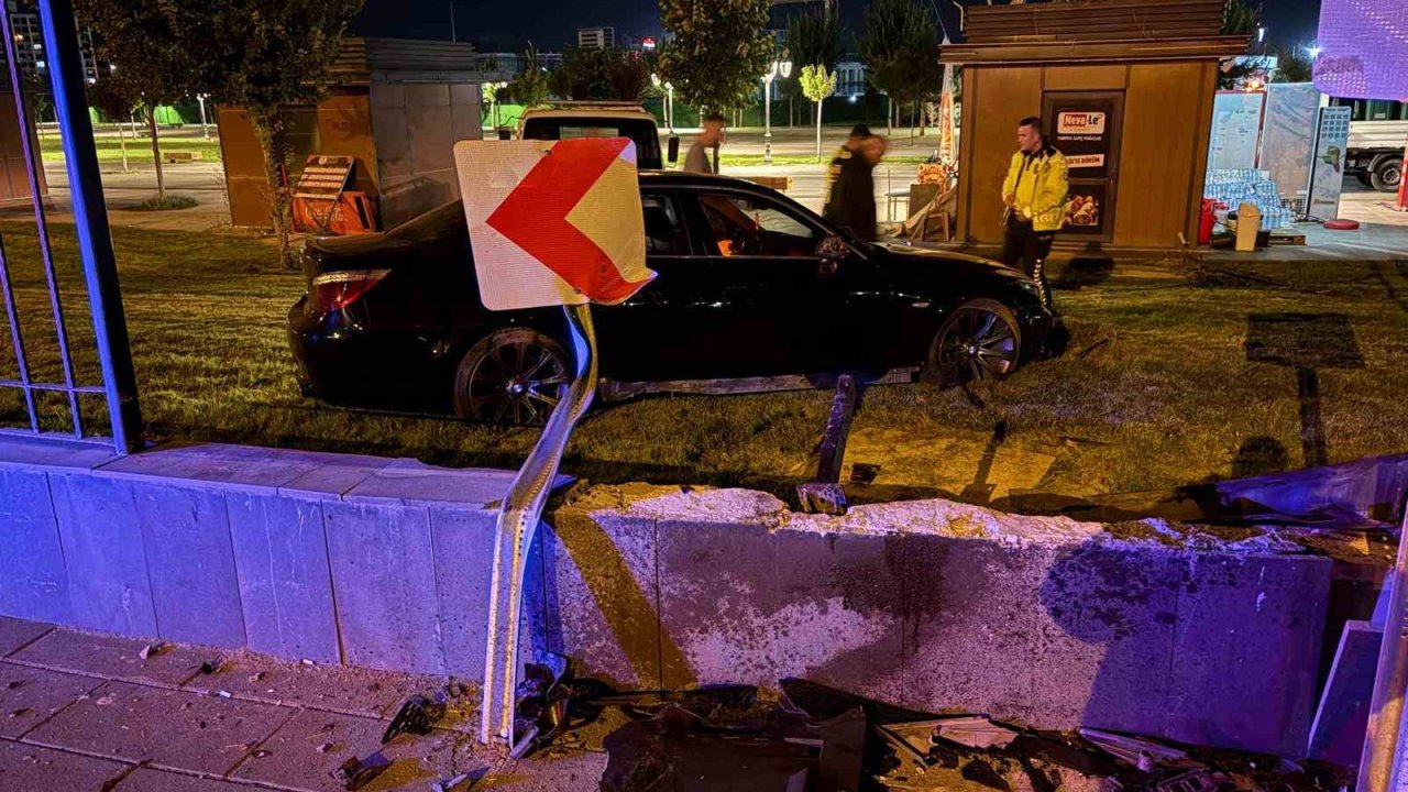 Kayseri’de bir garip kaza: Kaldırımdan seken otomobil 1 metrelik duvarı aştı