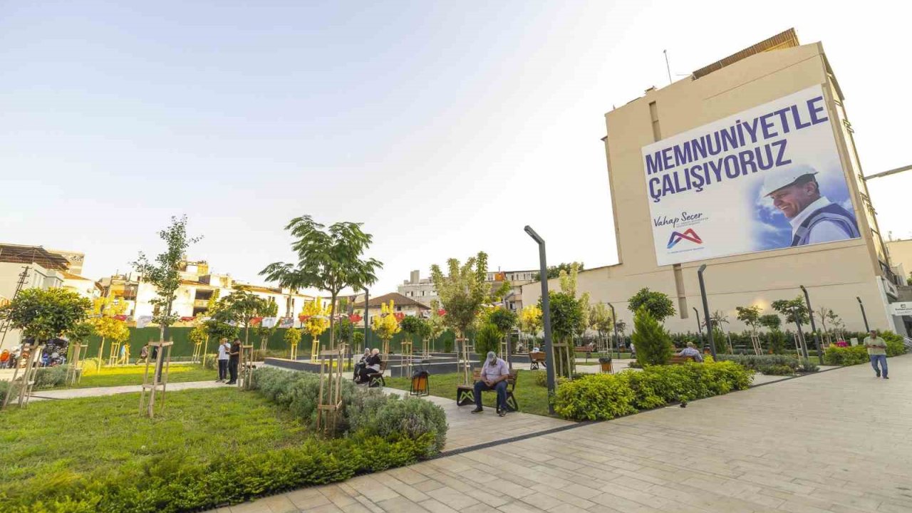 Mersin’de Kırmızı Lacivert Kent Meydanı çarşıya nefes aldırdı