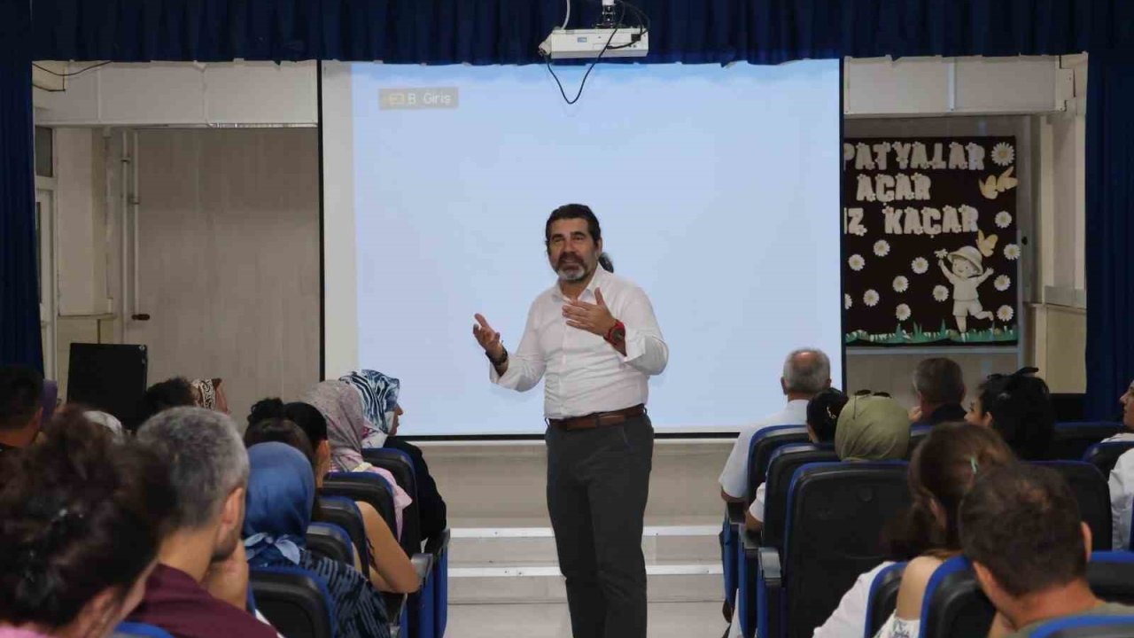 Bilecik’te Velilere Türkiye Yüzyılı Maarif Modeli eğitimi verildi