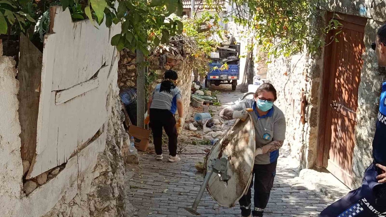 Kötü kokuların yayıldığı çöp evden 5 ton çöp çıkarıldı