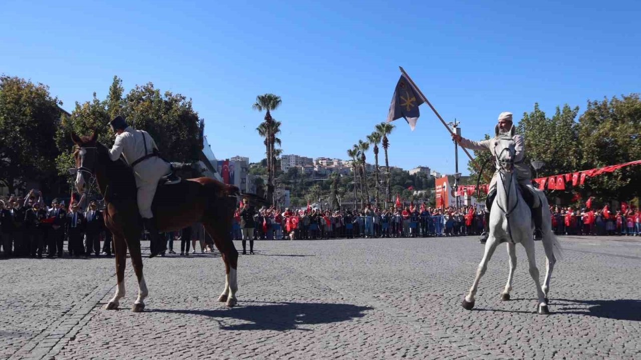 İzmir’in düşman işgalinden kurtuluşu törenlerle kutlandı