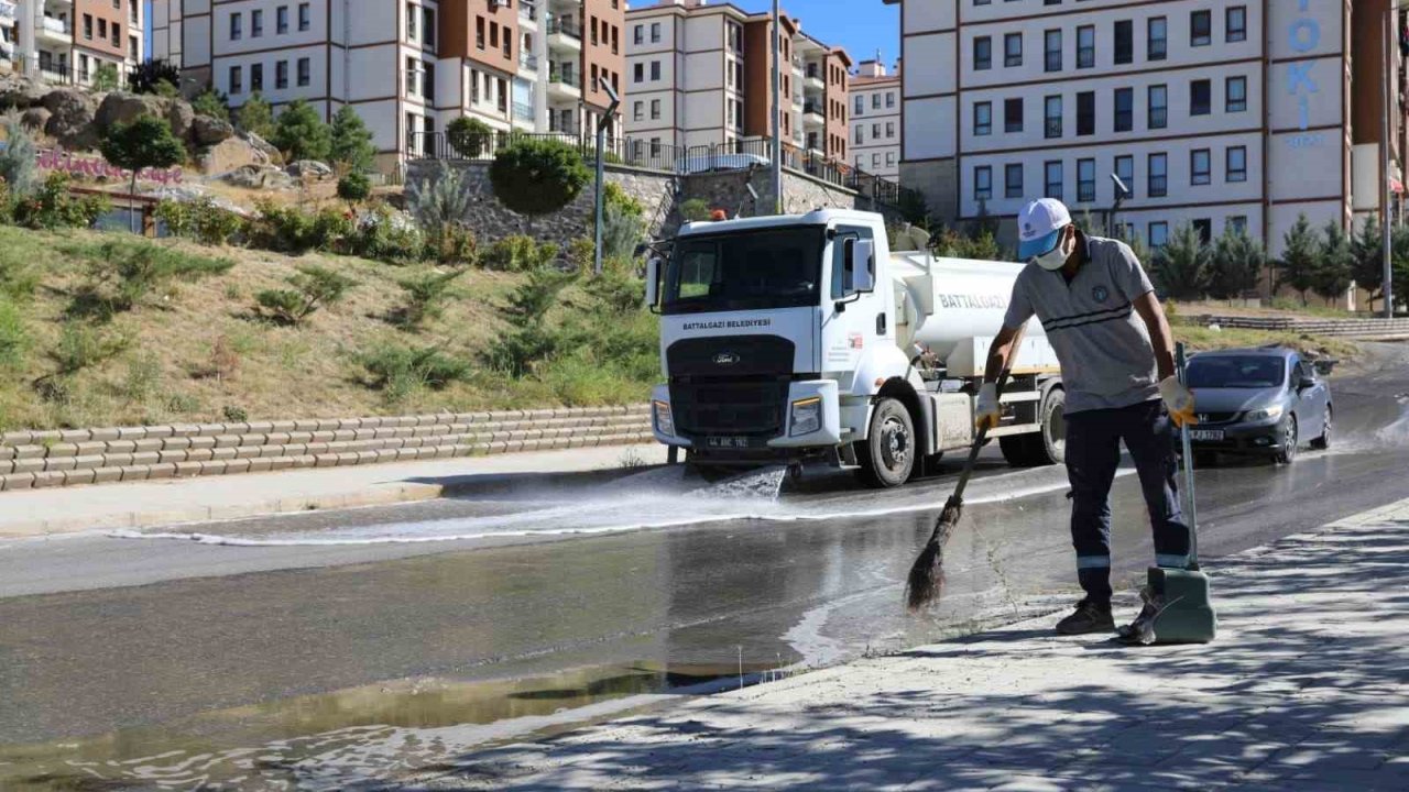 Battalgazi’de temizlik çalışmaları farklı noktalarda sürüyor