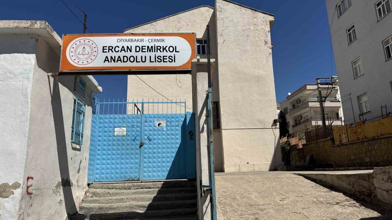 Çermikte yarım asırlık okul yıkılıyor