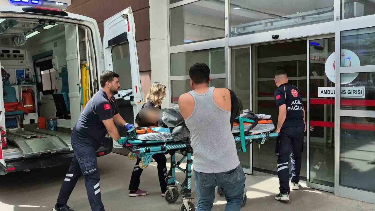 Küçük çocuğun kullandığı iş makinesi devrildi: 1 yaralı
