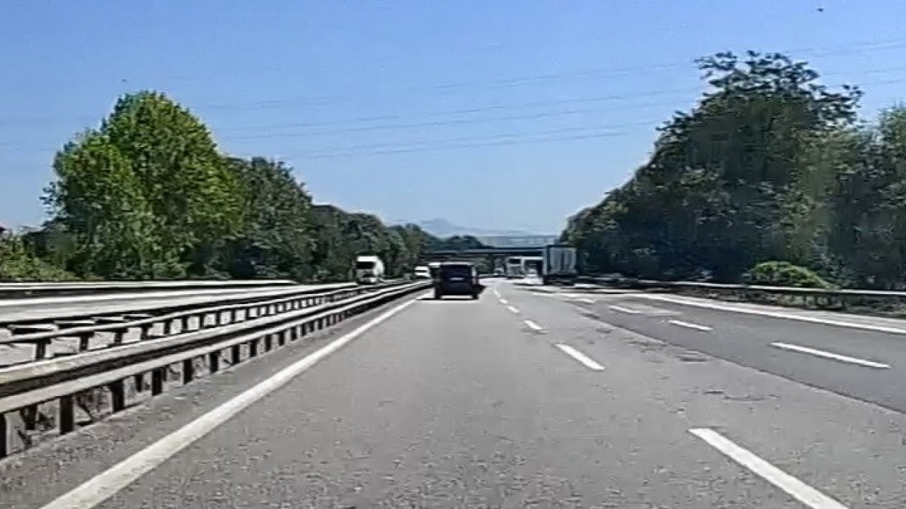 Otoyolda seyreden aracın tamponu koptu: O anlar kamerada