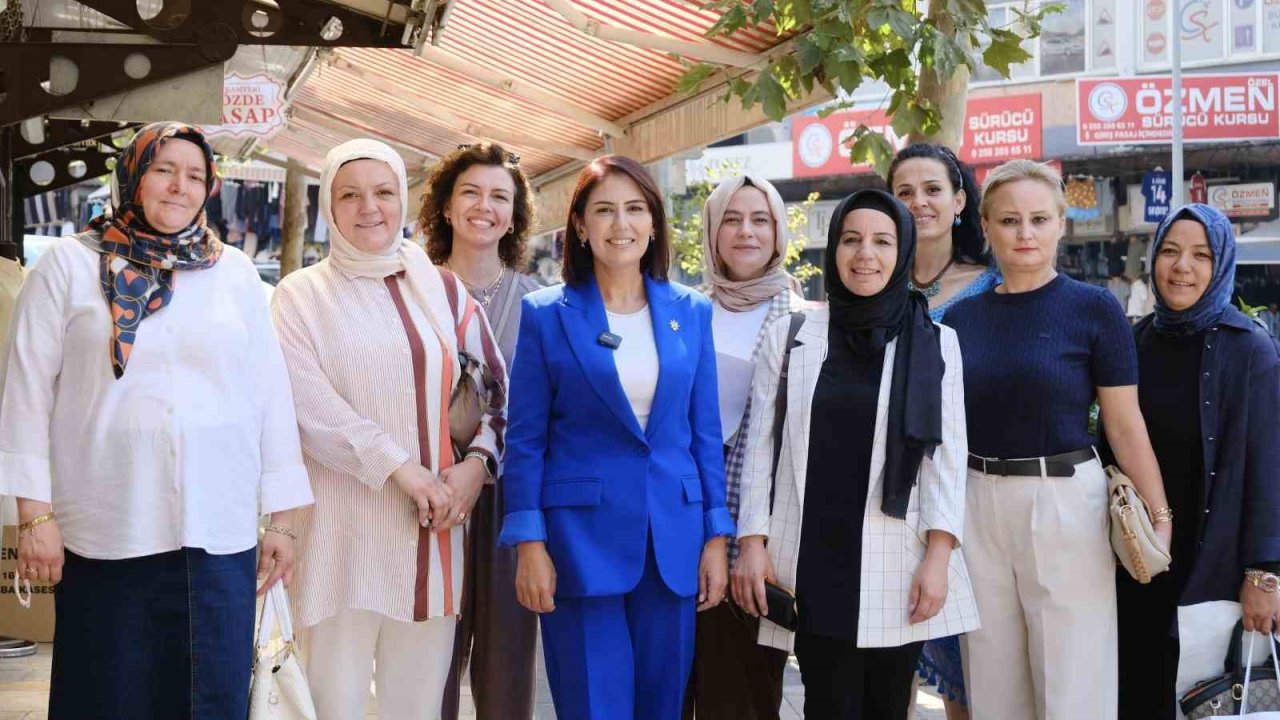 AK Parti Kadın Kolları Teşkilatı Bayramyeri’nde esnafı ziyaret etti