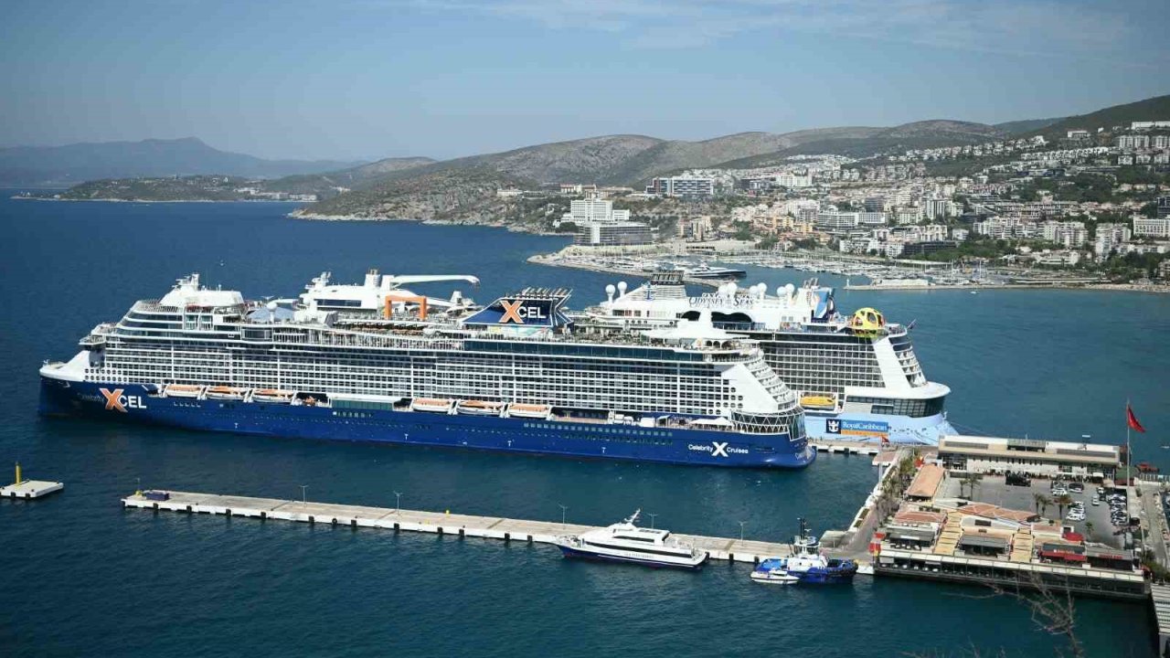 Kuşadası’na 2 kruvaziyerle 7 bin 818 turist geldi