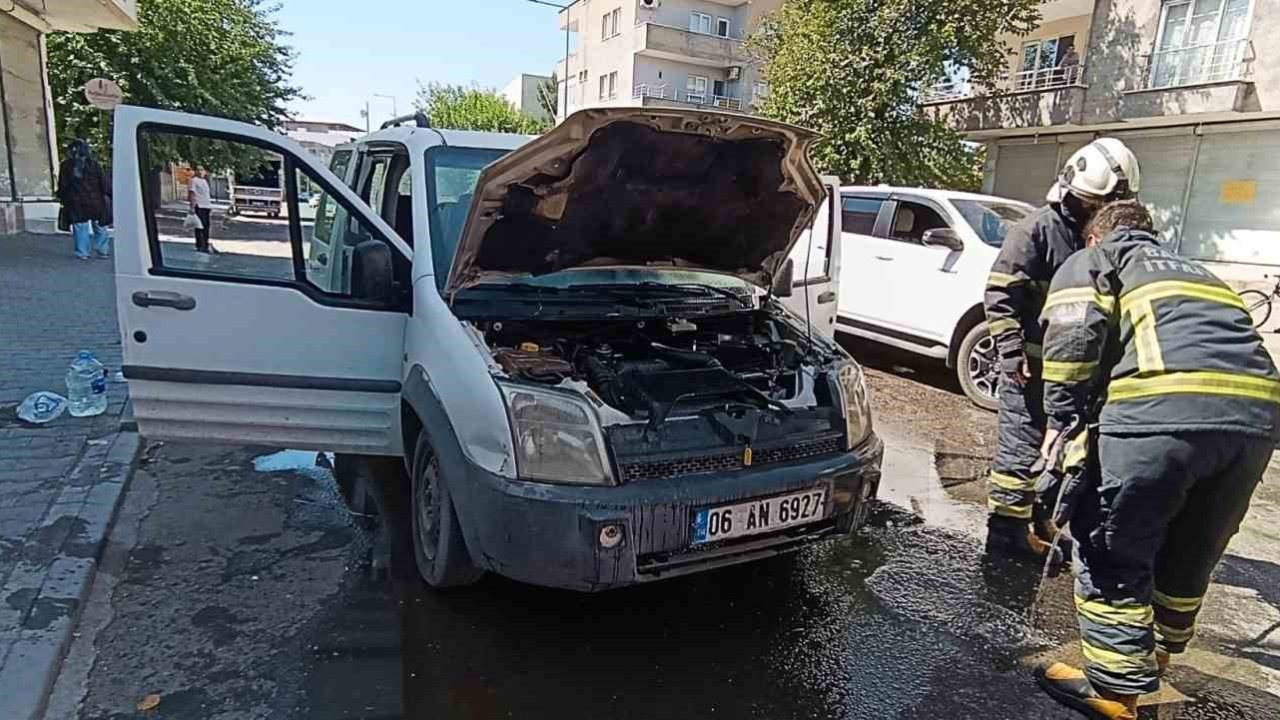 Batman’da park halindeki araçta yangın