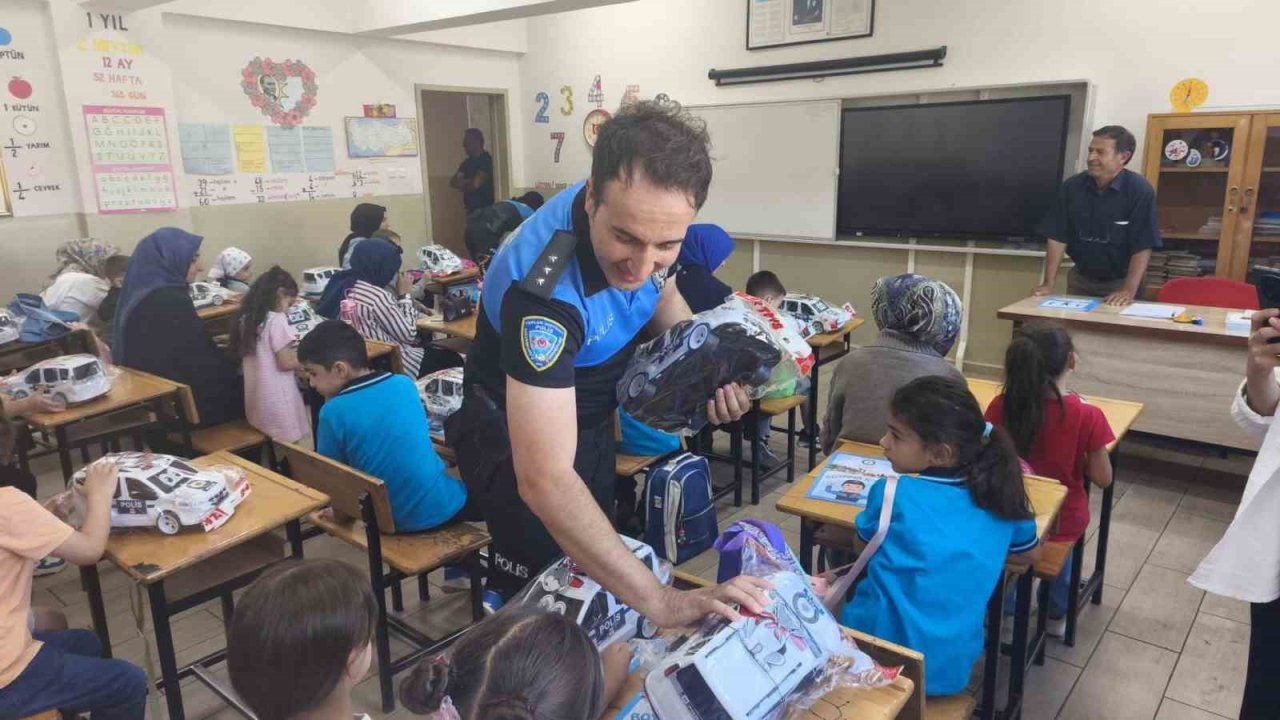 Erzincan’da polis ekiplerinden öğrencilere yeni eğitim yılı sürprizi