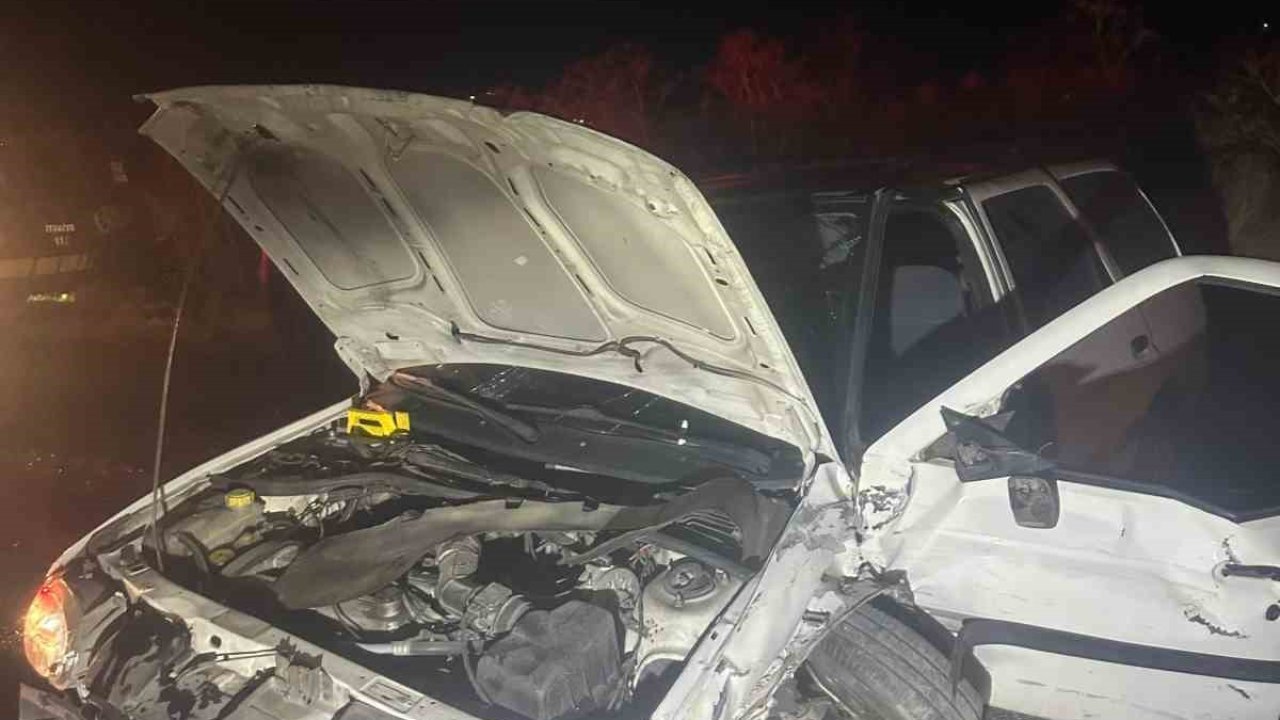 Kayseri’de hafif ticari araçla otomobil kafa kafaya çarpıştı: 2 yaralı