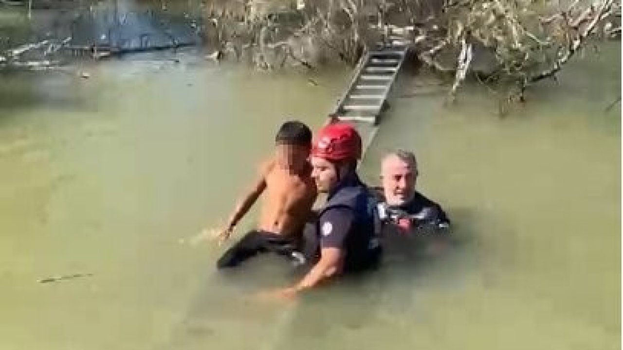 Derede mahsur kalan çocuğu itfaiye ekipleri kurtardı
