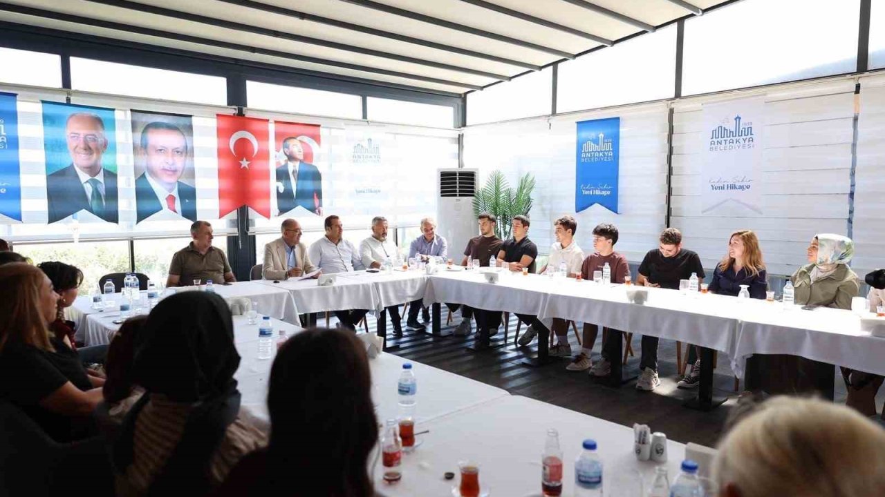 Başkan İbrahim Naci Yapar, YKS’de dereceye giren öğrencilerle bir araya geldi