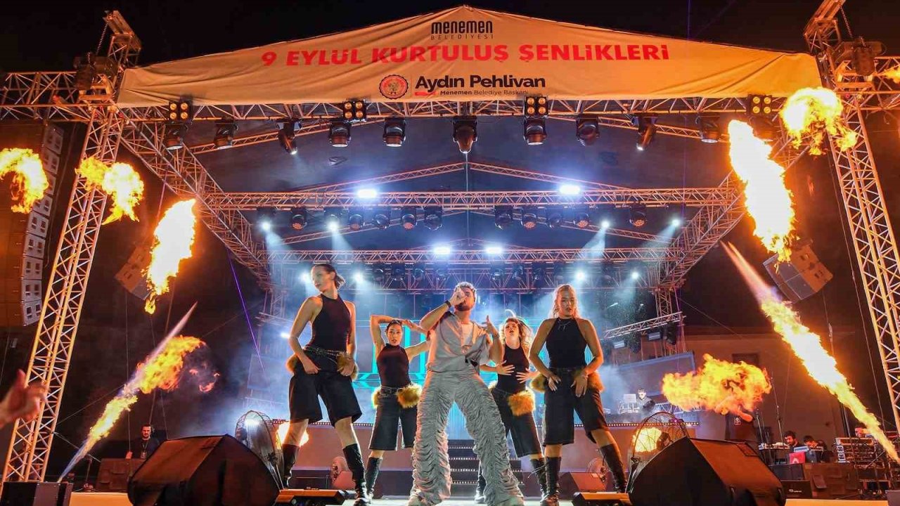 Menemen’de on binler Sefo ile coştu