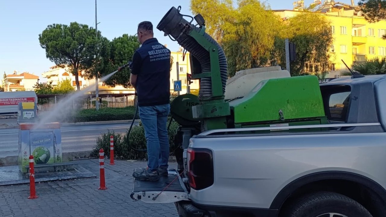 Didim’de çöp konteynerleri ve çöp kutuları düzenli olarak ilaçlanıyor