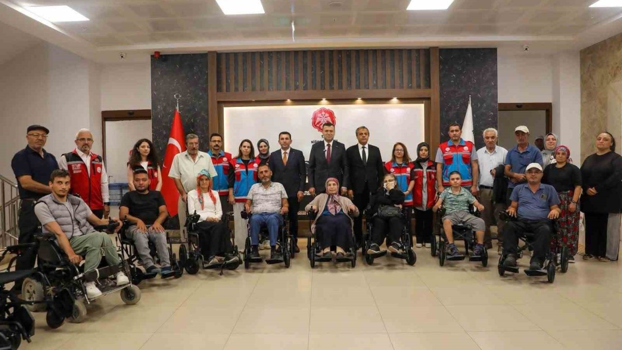 Niğde’de engelli vatandaşlara 21 akülü tekerlekli sandalye desteği