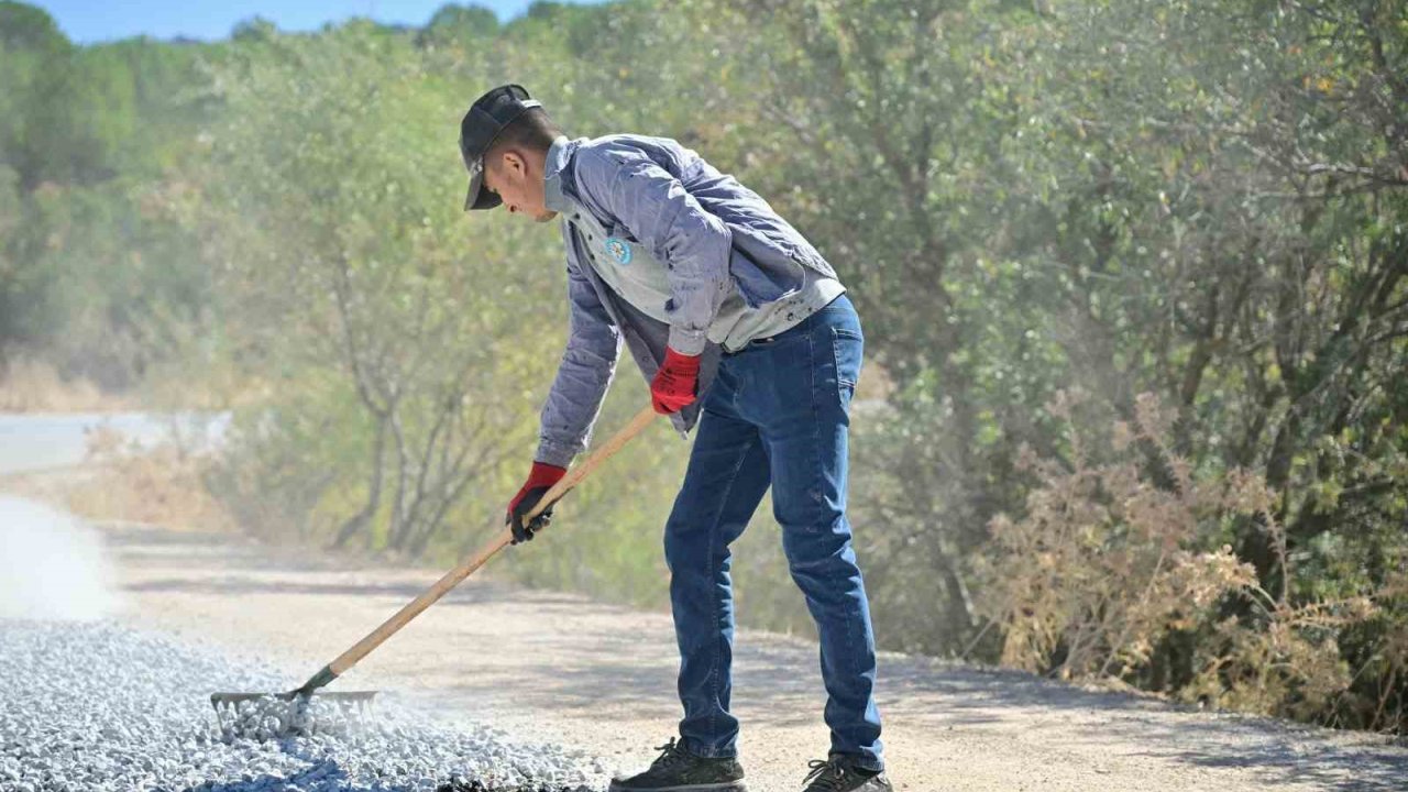 Manisa Büyükşehir’den 2 ilçenin 10 mahallesine ulaşım sağlayan yola asfalt