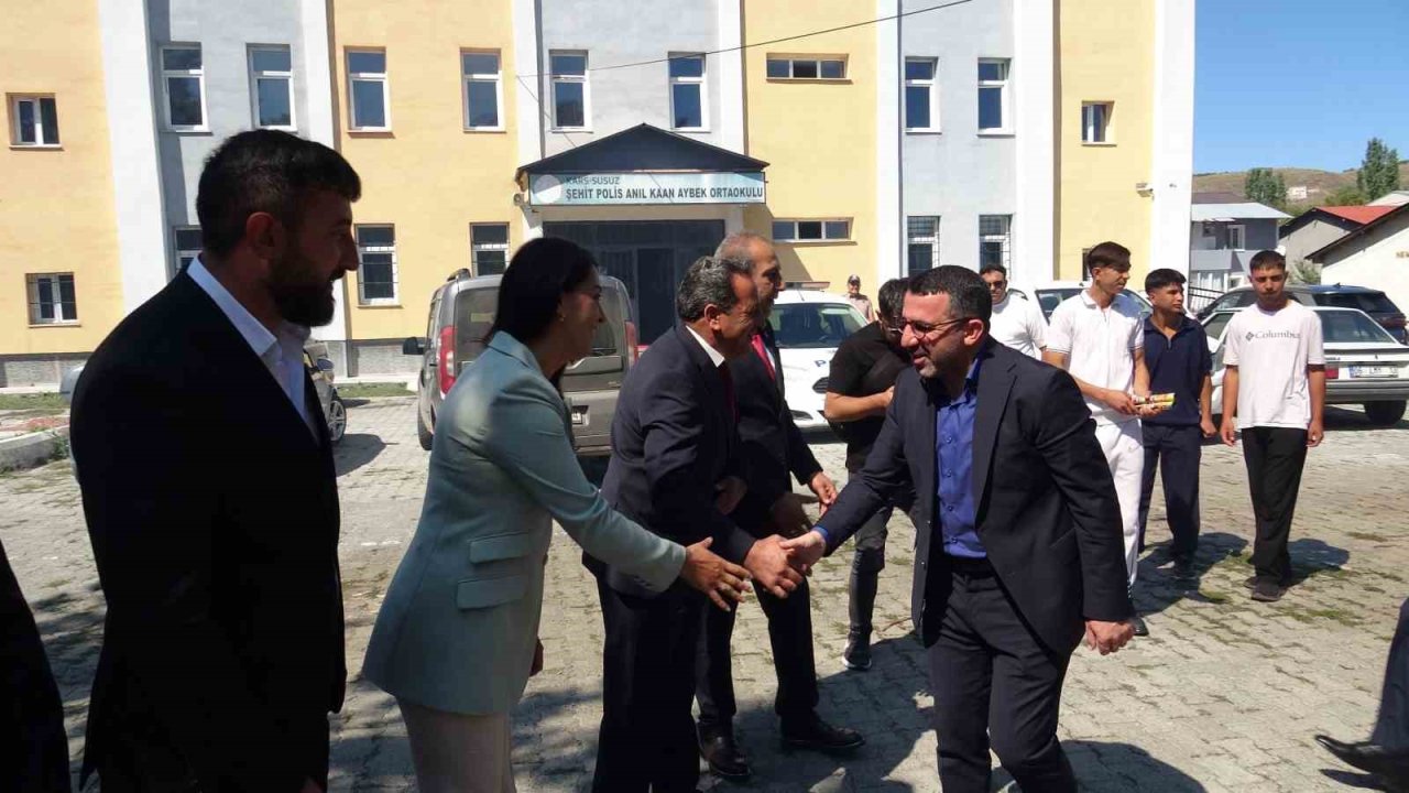 AK Parti Susuz’da Danışma Meclisi coşkusu: İlçeye yapılan yatırımlar masaya yatırıldı