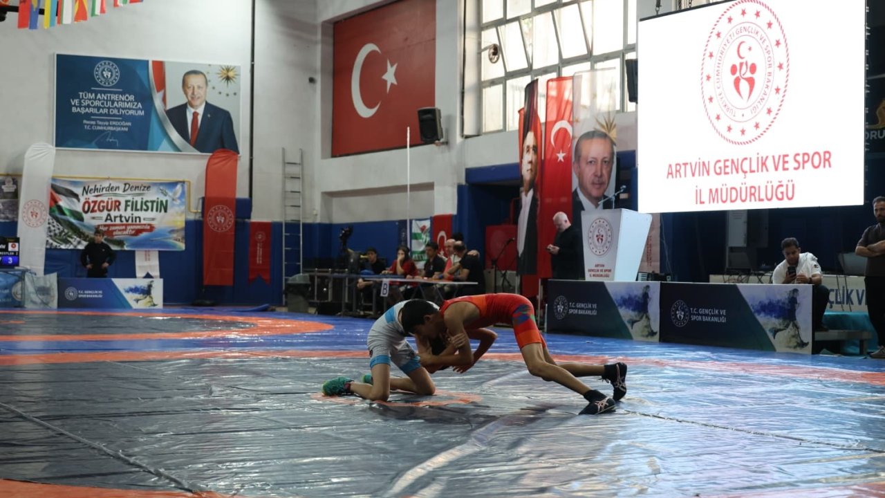 20 Ülkeden 140 sporcu, Artvin’de minderde