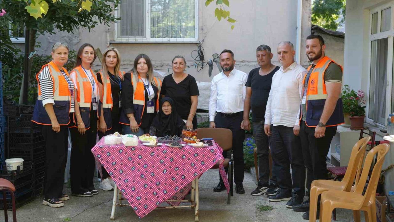 85 yaşındaki Emine nineye sürpriz doğum günü: "İlk kez doğum günüm kutlandı, pastayı görünce şoke oldum"
