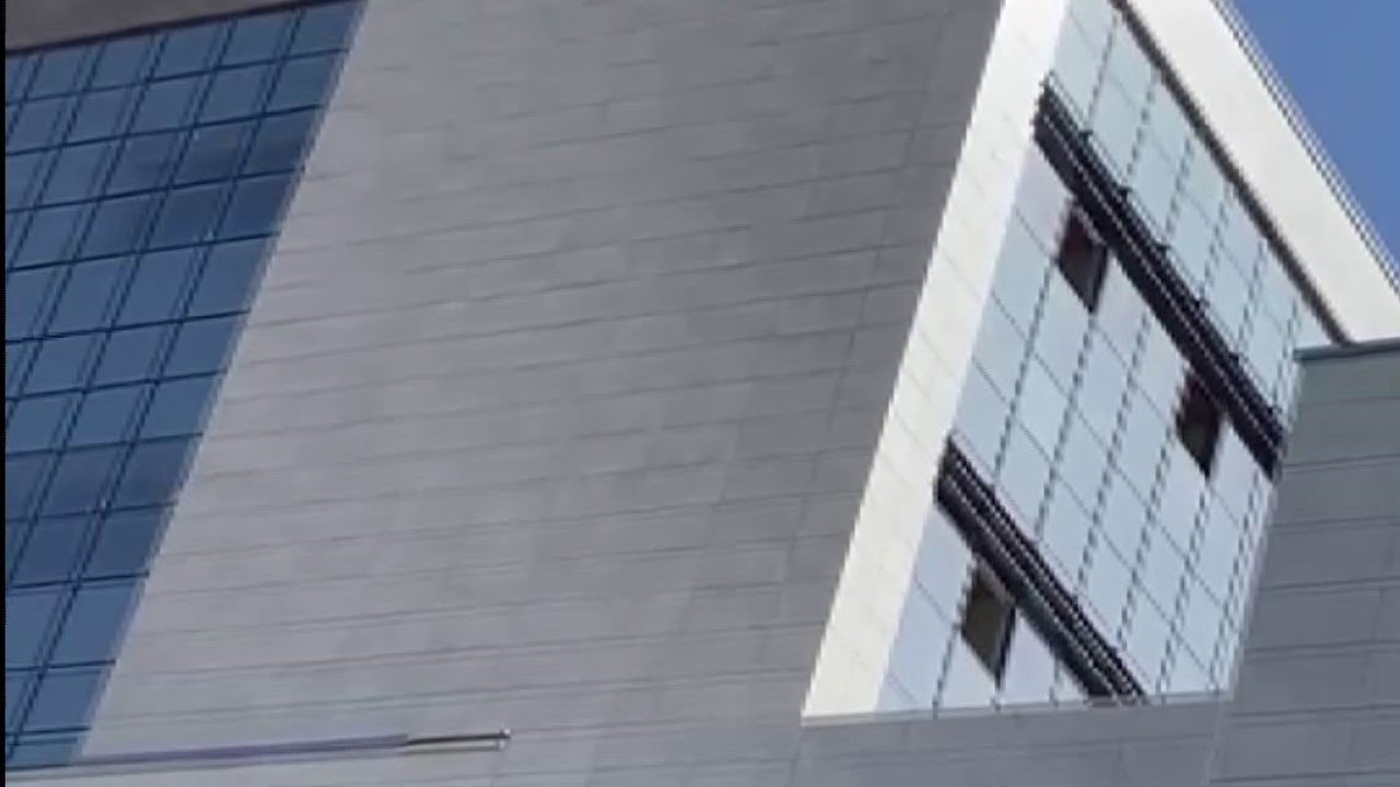 Alacağını tahsil edemeyince inşaatın çatısına çıktı