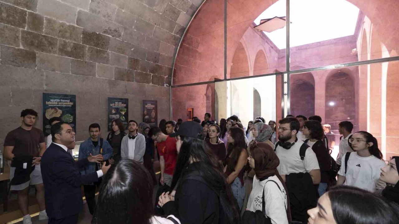 Gevher Nesibe’de tıp fakültesi öğrencilerine ilk ders