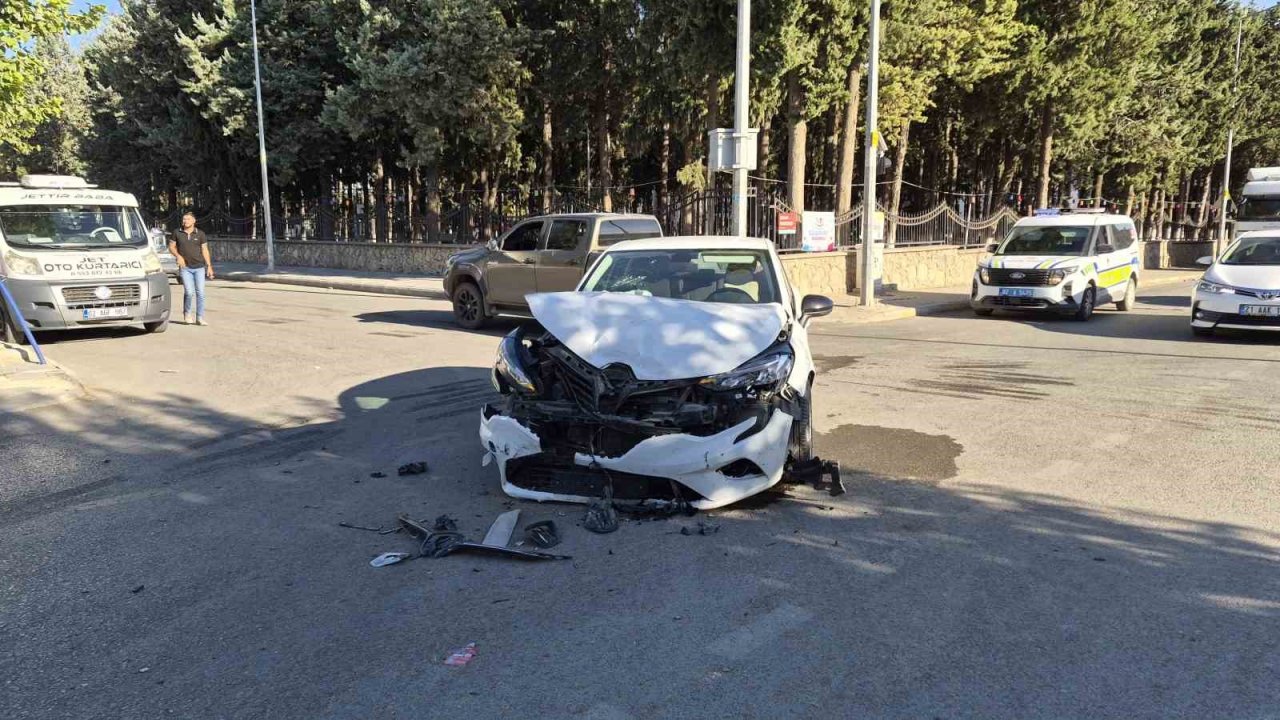 Adıyaman’da 2 otomobil çarpıştı: 1 yaralı