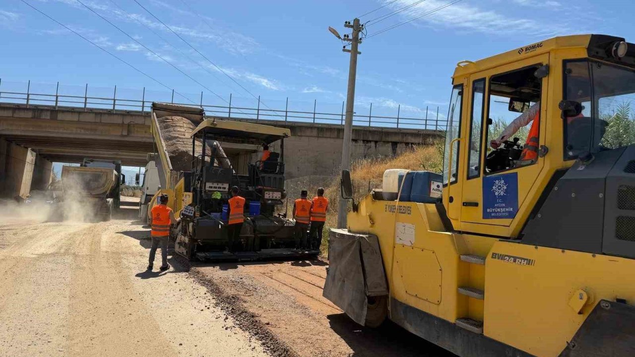 Aydın’ın 17 ilçesinde yol çalışmaları eş zamanlı sürüyor