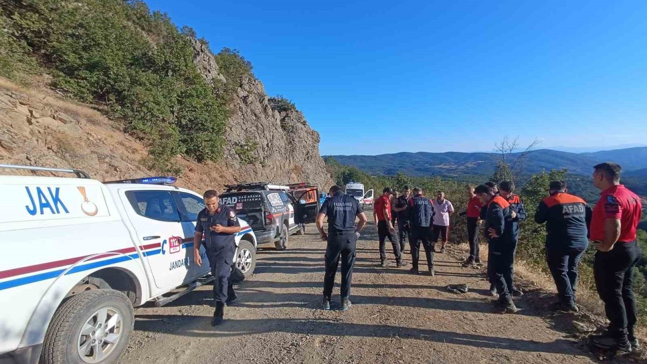 Kuşburnu toplarken uçuruma yuvarlanan vatandaşı ekipler kurtardı