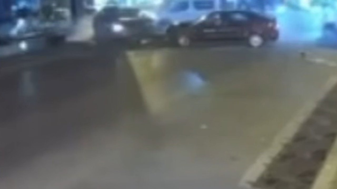 Bursa’da kontrolden çıkan otomobil karşı şeride geçti: 2 yaralı