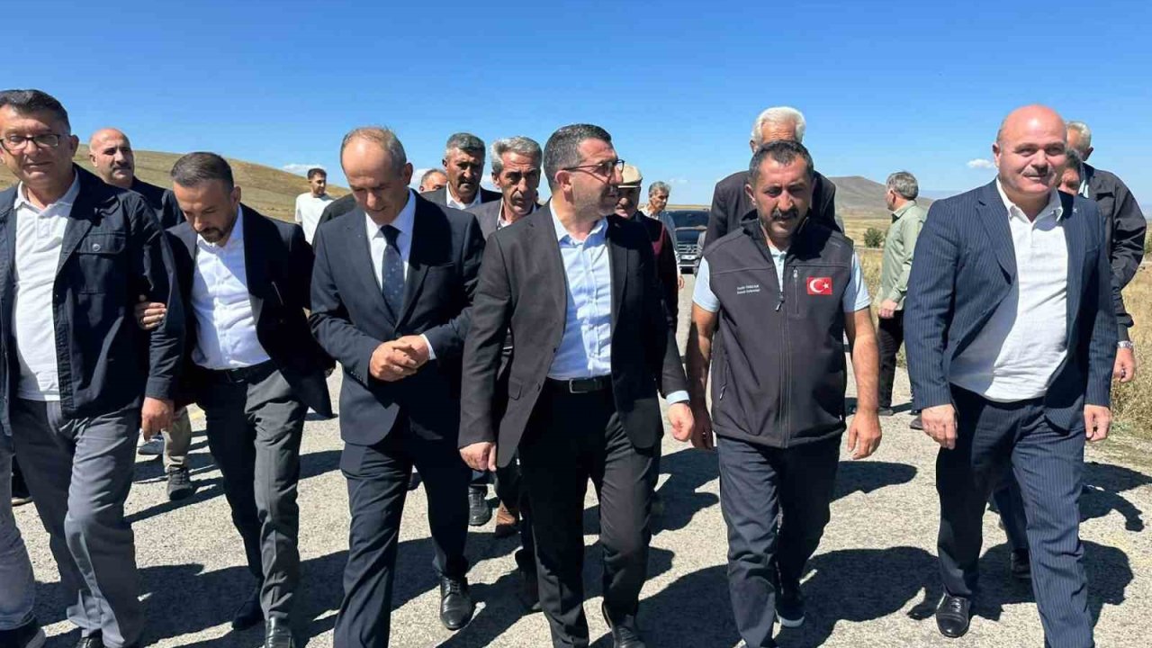 Kars’ta köy yolları silindirle sıkıştırılmış betonla yenileniyor: Bulanık’ta 5 kilometre tamamlandı