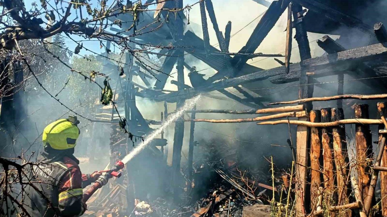 Mersin’de eski köy evi alevlere teslim oldu