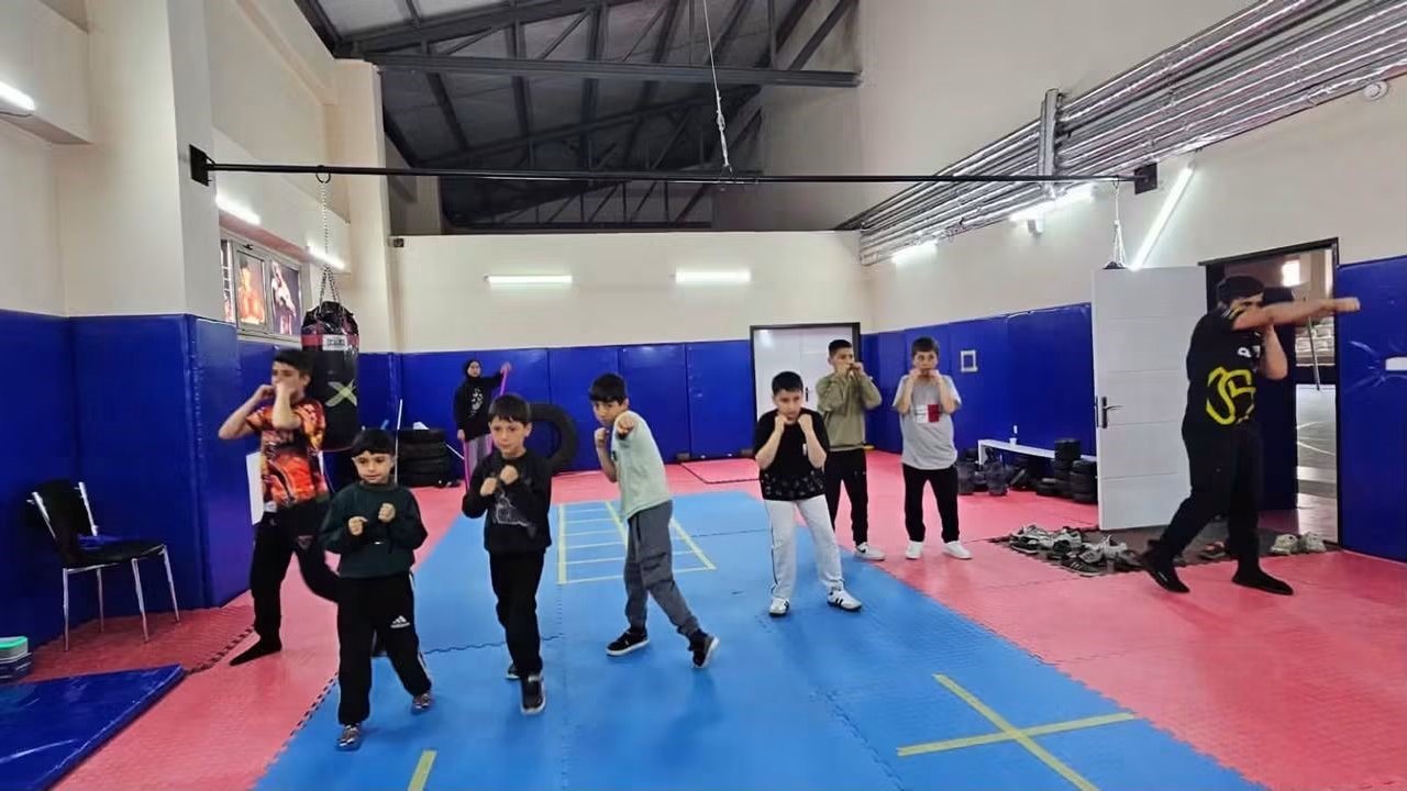Hasköy’de gençler boks eğitimiyle geleceğe hazırlanıyor