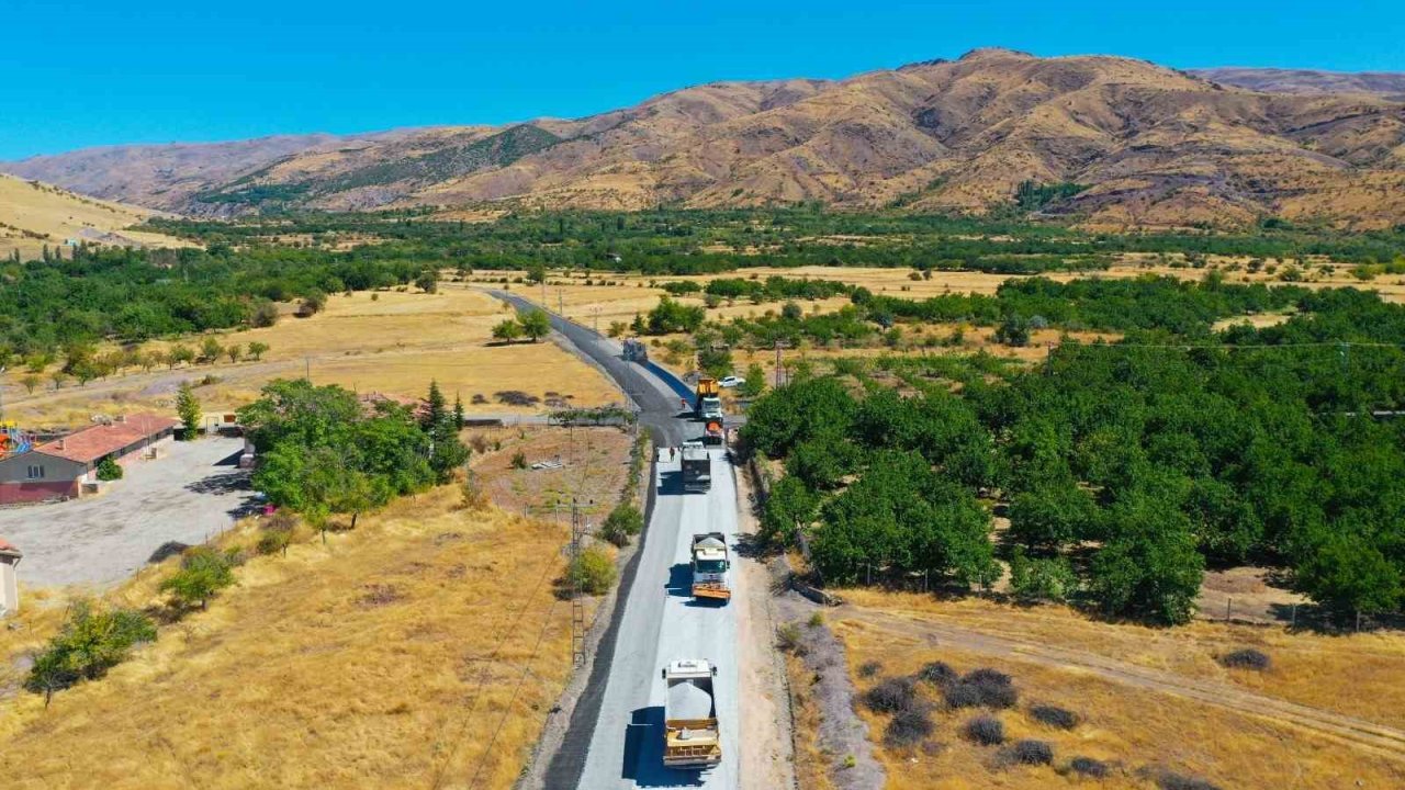 20 kilometrelik grup yolunda asfalt çalışmaları sürüyor