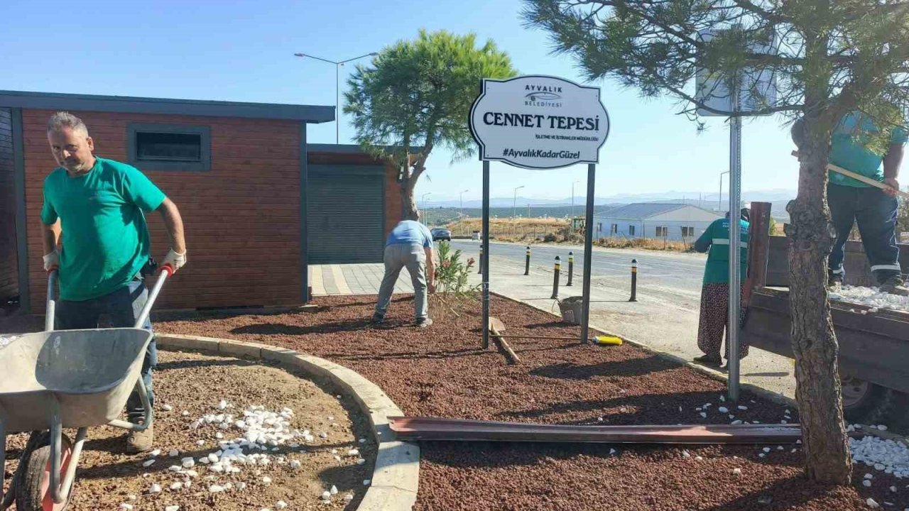 Ayvalık Belediyesi Park Bahçeler Müdürlüğü çalışanlarının mesaisi bitmiyor