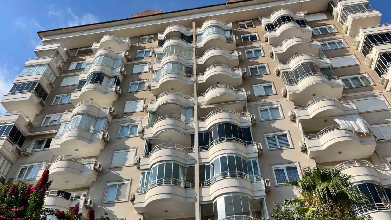 Alanya’da daireden gelen duman ekipleri alarma geçirdi