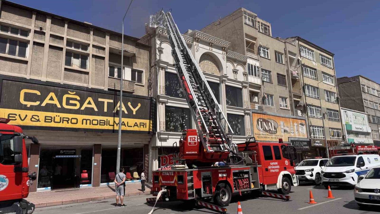 Kayseri’de avize imalathanesinin çatısında çıkan yangın söndürüldü