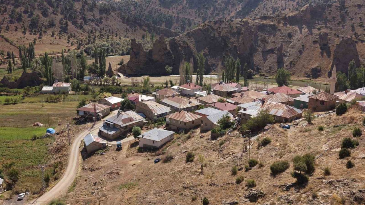 Tufanbeyli’de kayalıkların arasında tarih ve doğa izleri