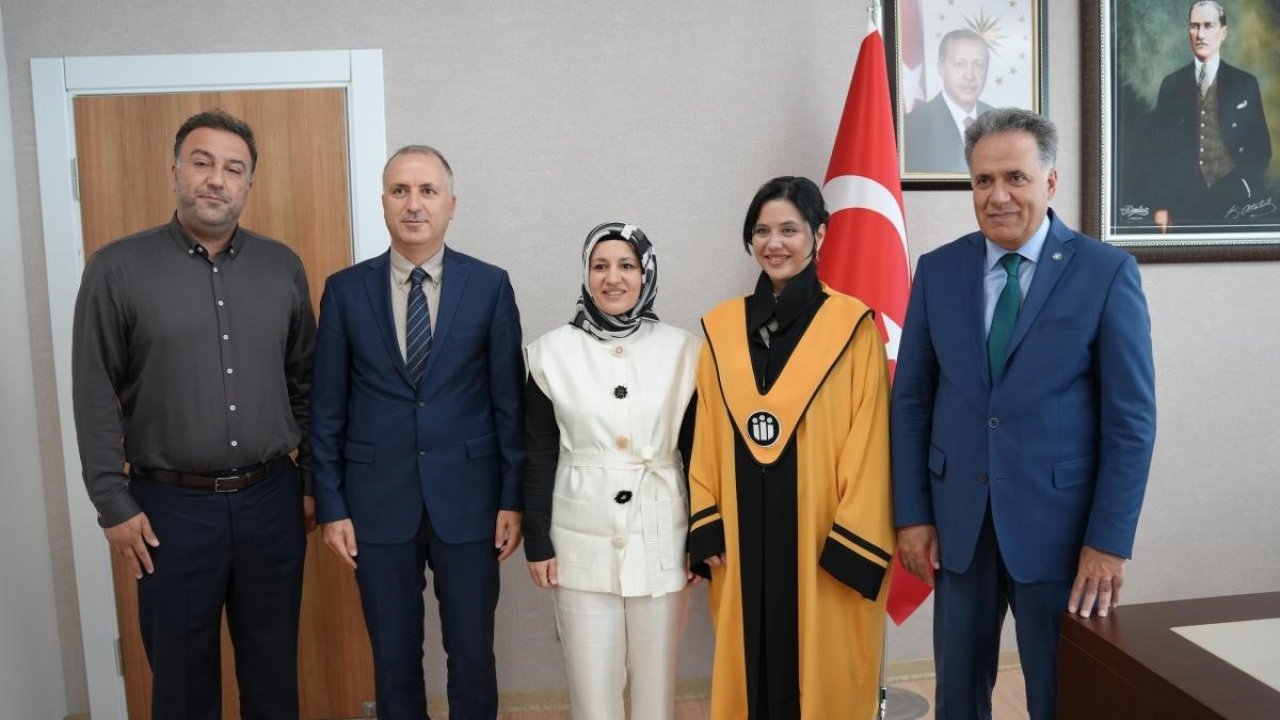 İnönü Üniversitesinde iki akademisyene cübbe giydirildi