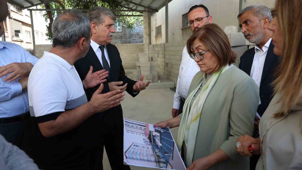 Başkan Şahin, Karşıyaka Emekliler Lokali proje alanını inceledi