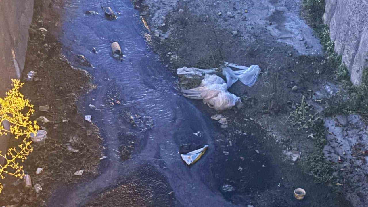 Urla’daki dere kirliliğine vatandaşlardan tepki