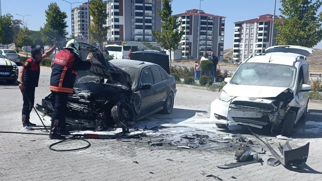 Otomobil ve hafif ticari araç çarpıştı, 1 kişi yaralandı