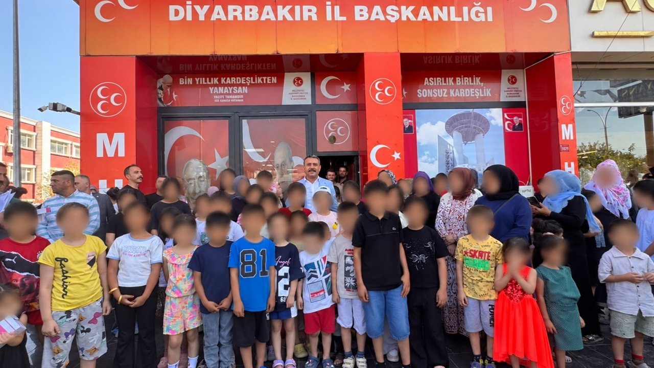 MHP’den Diyarbakır’daki yüzlerce öğrenciye kırtasiye ve ayakkabı desteği