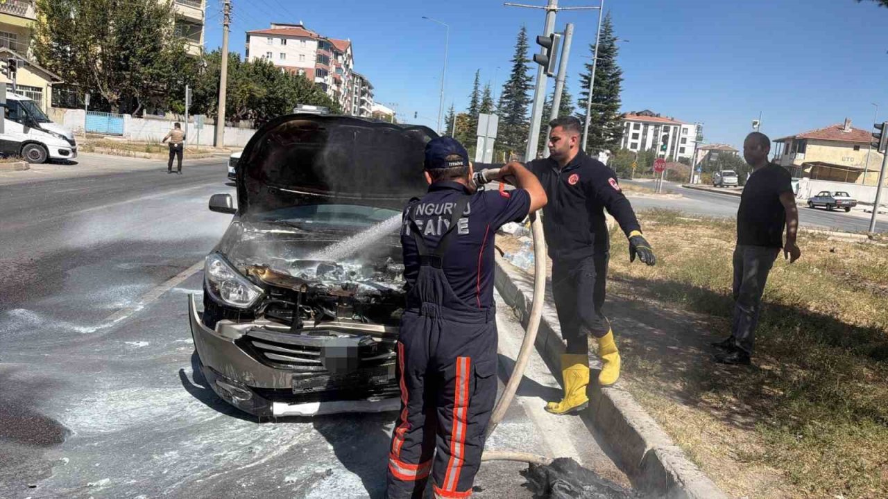 Kaza yapan hafif ticari araçta yangın çıktı