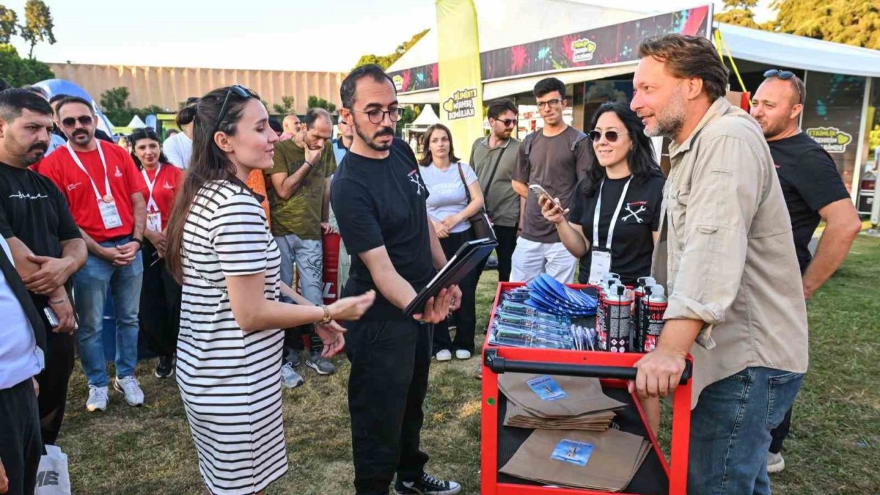 Red Bull Karton Tekne Yarışması fuar coşkusuna renk kattı